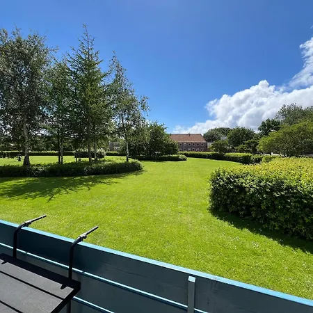 Nyrenoveret Med Balkon Og Parkering Lejlighed *